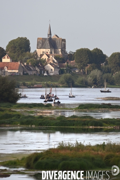 La Grande Remontée , 25 bateaux remontent la Loire de Nantes à Orléans. Passage à Saint-Dyé-sur-Loire