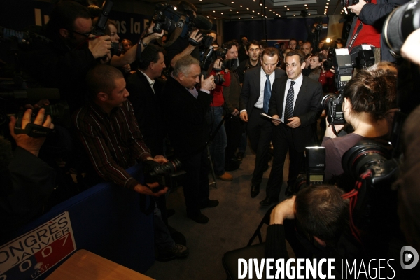 Nicolas Sarkozy vient voter pour designer le futur candidat de l UMP a la presidentielle de 2007