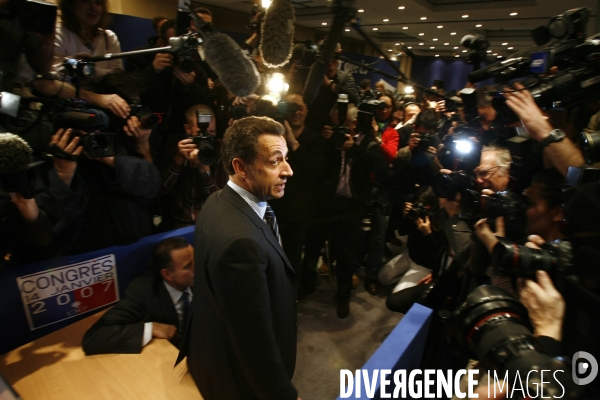 Nicolas Sarkozy vient voter pour designer le futur candidat de l UMP a la presidentielle de 2007