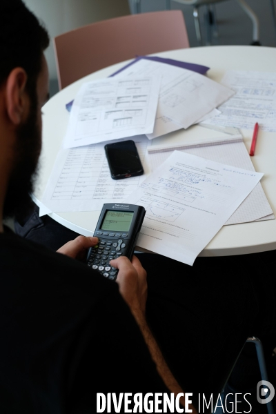 Révisions et devoirs à la bibliothèque Robert Desnos de Montreuil