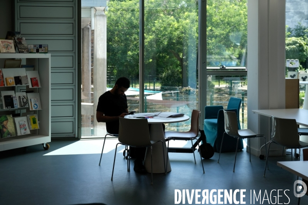 Révisions et devoirs à la bibliothèque Robert Desnos de Montreuil