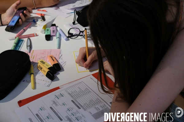 Révisions et devoirs à la bibliothèque Robert Desnos de Montreuil