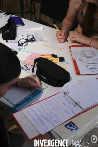 Révisions et devoirs à la bibliothèque Robert Desnos de Montreuil