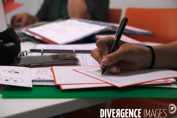 Révisions et devoirs à la bibliothèque Robert Desnos de Montreuil