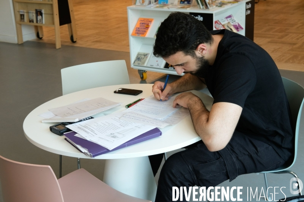 Révisions et devoirs à la bibliothèque Robert Desnos de Montreuil