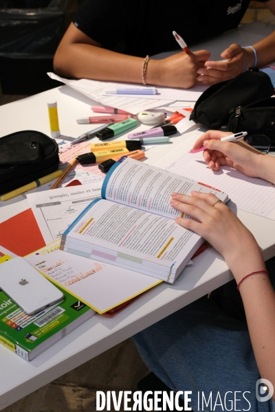 Révisions et devoirs à la bibliothèque Robert Desnos de Montreuil