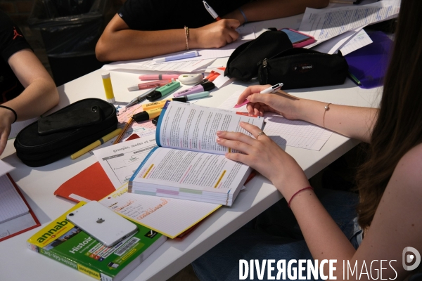 Révisions et devoirs à la bibliothèque Robert Desnos de Montreuil