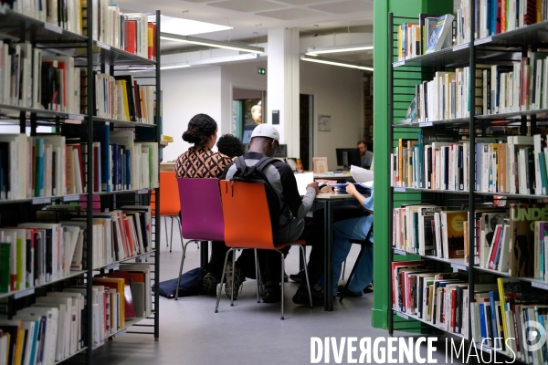 Révisions et devoirs à la bibliothèque Robert Desnos de Montreuil