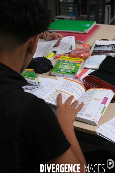 Révisions et devoirs à la bibliothèque Robert Desnos de Montreuil