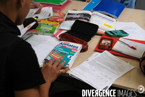 Révisions et devoirs à la bibliothèque Robert Desnos de Montreuil
