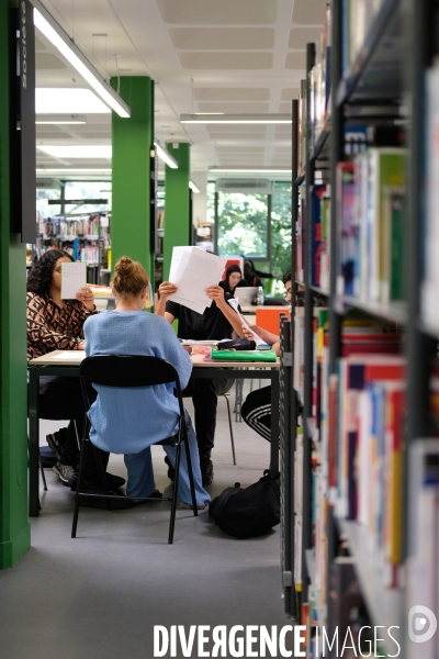 Révisions et devoirs à la bibliothèque Robert Desnos de Montreuil