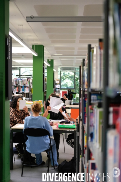 Révisions et devoirs à la bibliothèque Robert Desnos de Montreuil