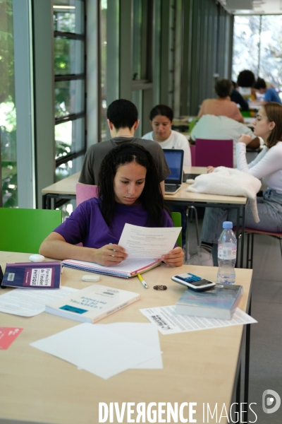 Révisions et devoirs à la bibliothèque Robert Desnos de Montreuil