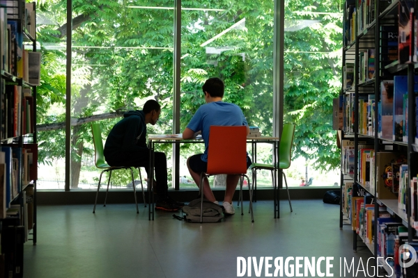 Révisions et devoirs à la bibliothèque Robert Desnos de Montreuil