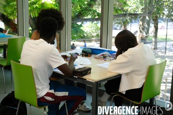Révisions et devoirs à la bibliothèque Robert Desnos de Montreuil
