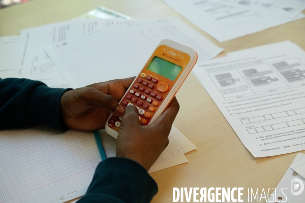 Révisions et devoirs à la bibliothèque Robert Desnos de Montreuil