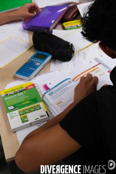 Révisions et devoirs à la bibliothèque Robert Desnos de Montreuil