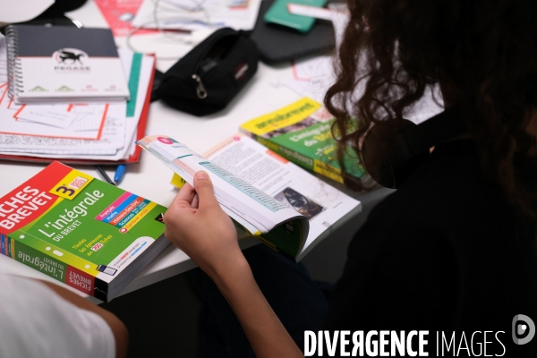 Révisions et devoirs à la bibliothèque Robert Desnos de Montreuil