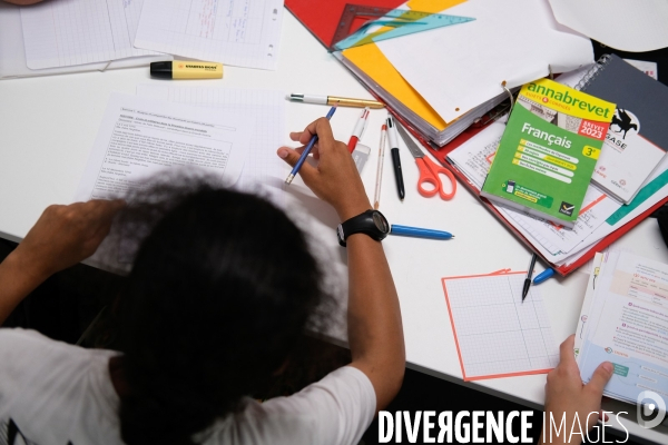Révisions et devoirs à la bibliothèque Robert Desnos de Montreuil
