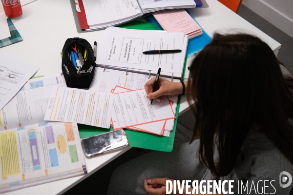 Révisions et devoirs à la bibliothèque Robert Desnos de Montreuil