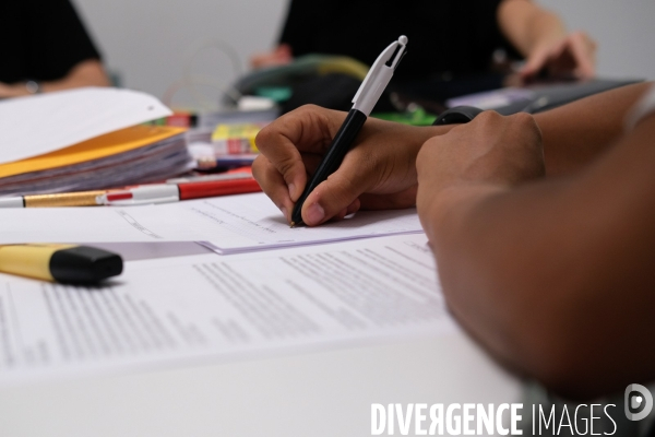 Révisions et devoirs à la bibliothèque Robert Desnos de Montreuil