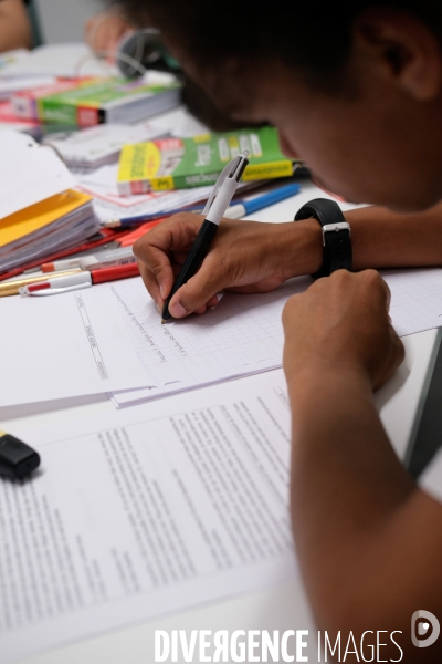 Révisions et devoirs à la bibliothèque Robert Desnos de Montreuil