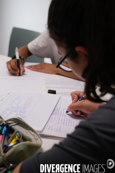Révisions et devoirs à la bibliothèque Robert Desnos de Montreuil