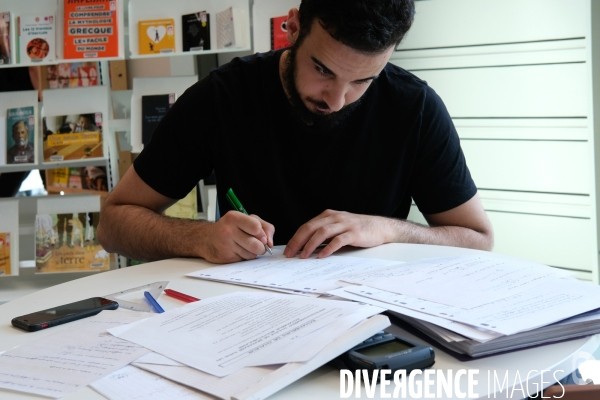 Révisions et devoirs à la bibliothèque Robert Desnos de Montreuil