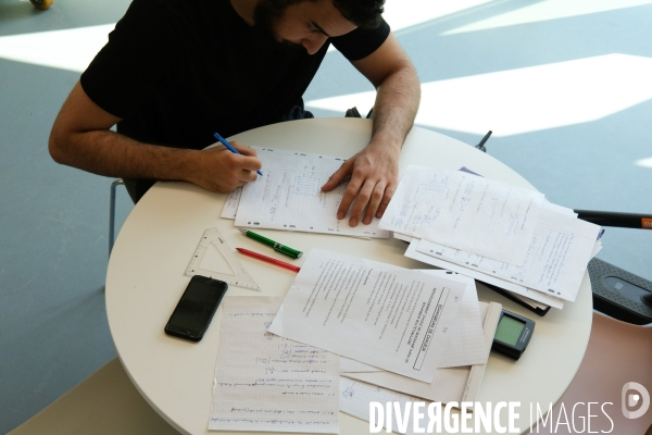 Révisions et devoirs à la bibliothèque Robert Desnos de Montreuil
