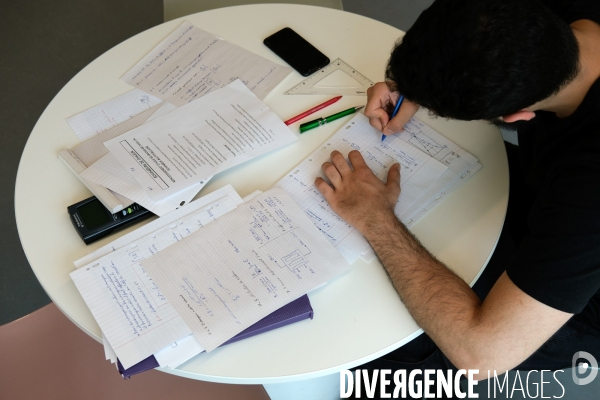 Révisions et devoirs à la bibliothèque Robert Desnos de Montreuil