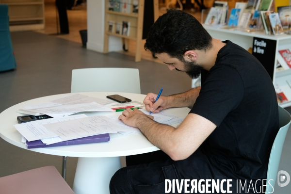 Révisions et devoirs à la bibliothèque Robert Desnos de Montreuil