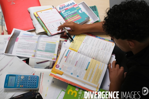Révisions et devoirs à la bibliothèque Robert Desnos de Montreuil