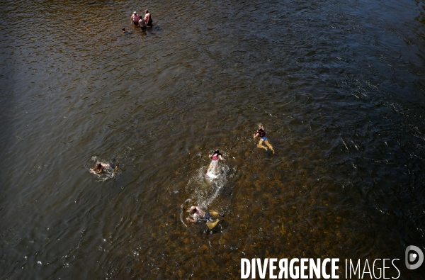 Baignade dans la Dordogne  