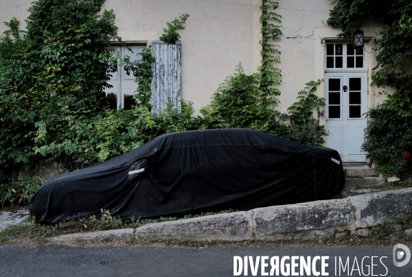 Une voiture bachée 