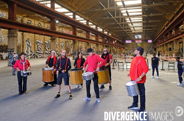 Fête dans les halles de l  ancienne usine Babcock