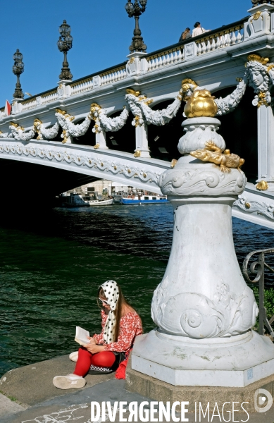 La lectrice du pont Alexandre 3