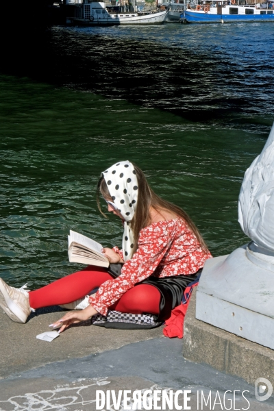 La lectrice du pont Alexandre 3