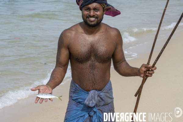 SRI LANKA : Pêcheurs sur échasses à WELIGAMA