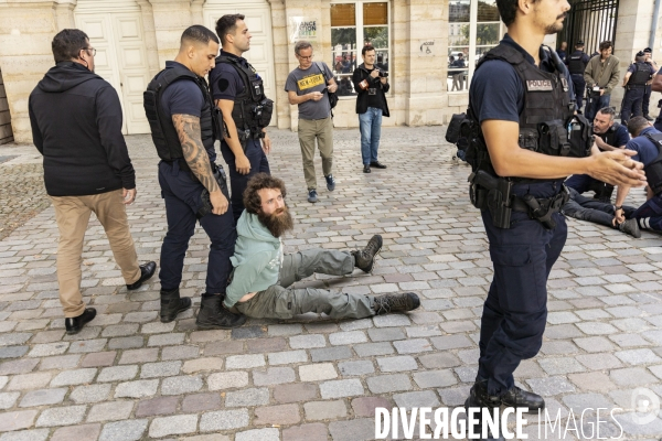 Interpellation de militants de derniere renovation