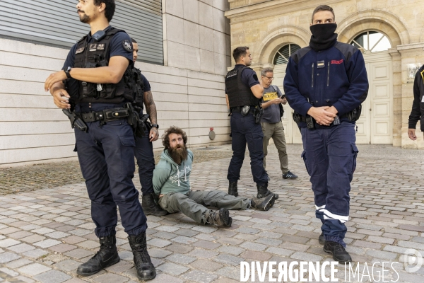 Interpellation de militants de derniere renovation