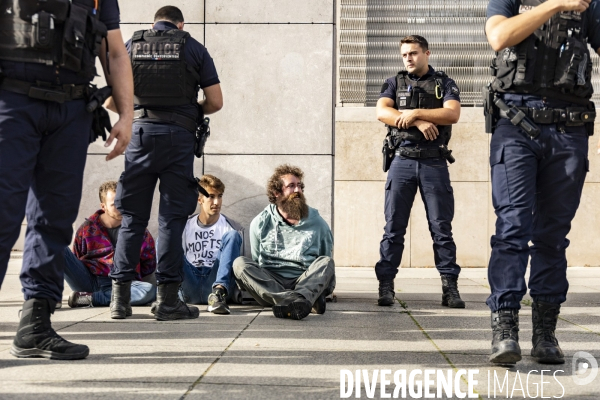 Interpellation de militants de derniere renovation