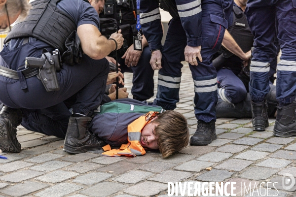 Interpellation de militants de derniere renovation