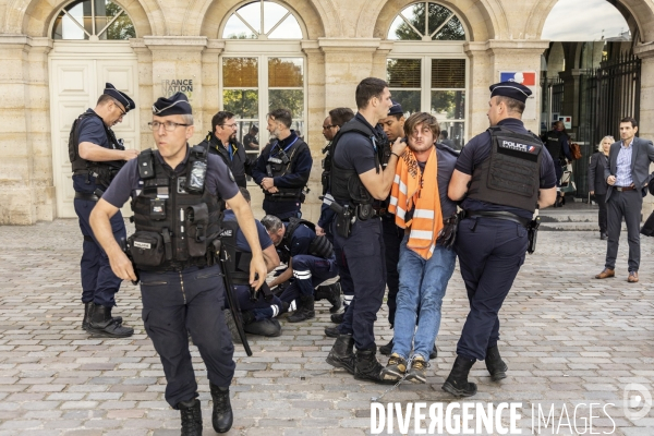 Interpellation de militants de derniere renovation