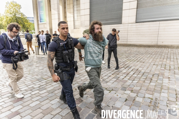 Interpellation de militants de derniere renovation