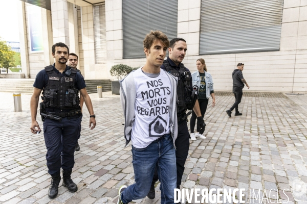 Interpellation de militants de derniere renovation