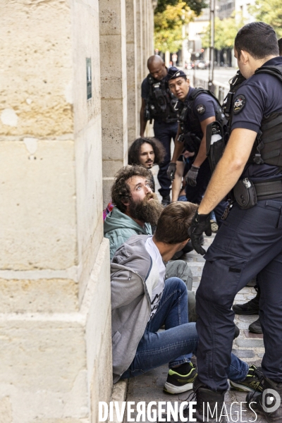 Interpellation de militants de derniere renovation