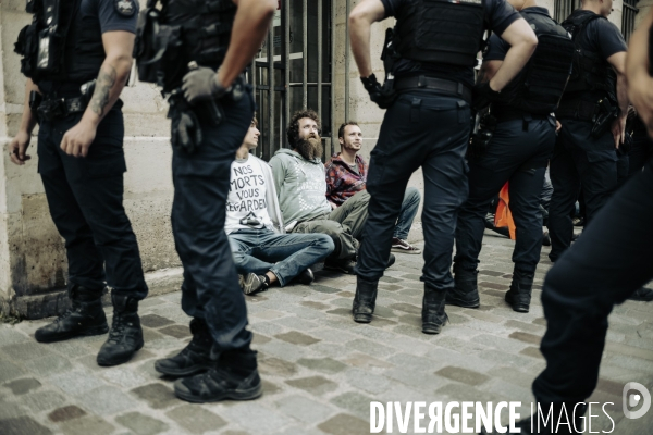 Arrestation de militants de Dernière Rénovation