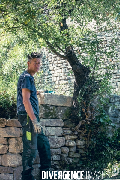 Muraillers Caladeurs,  construction en pierre seche.