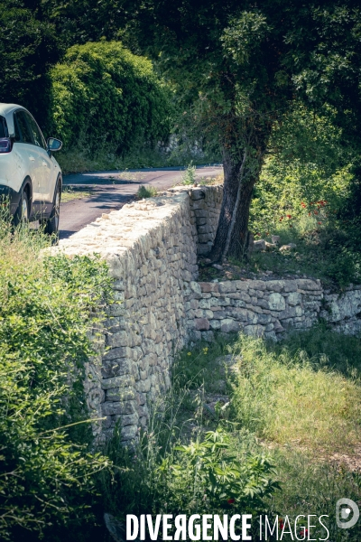 Muraillers Caladeurs,  construction en pierre seche.