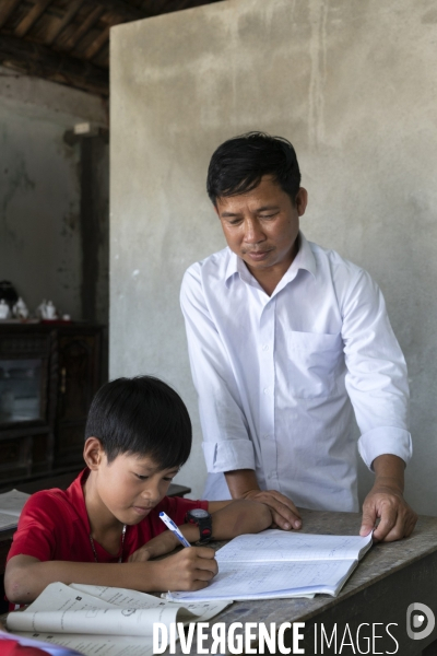 Vietnam - hue - pham enfant pêcheur